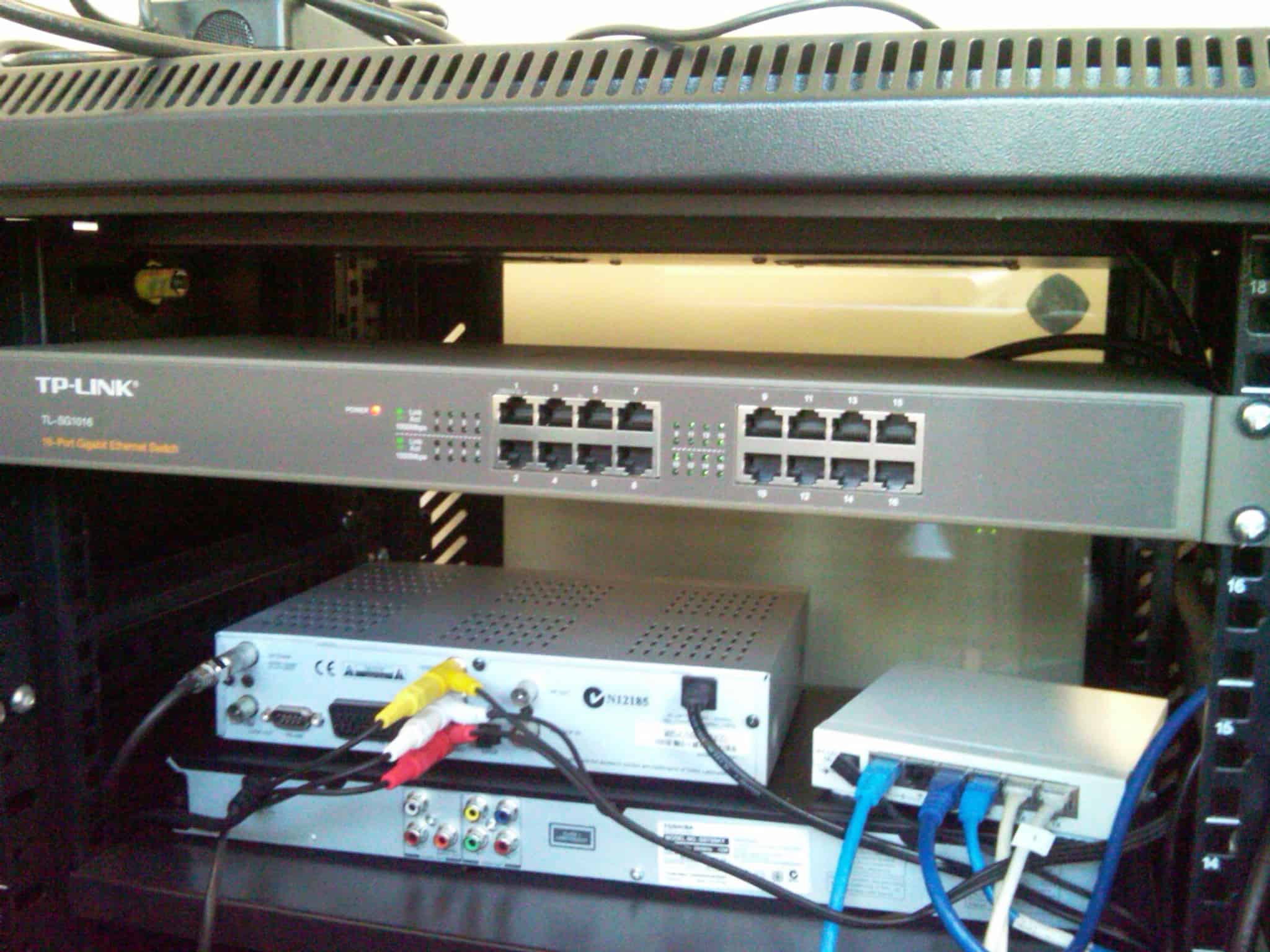 unmanaged network switches for digital signage